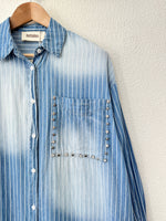 Carregar imagem no visualizador da galeria, Vestido-camiseiro denim c/tachas DALLAS
