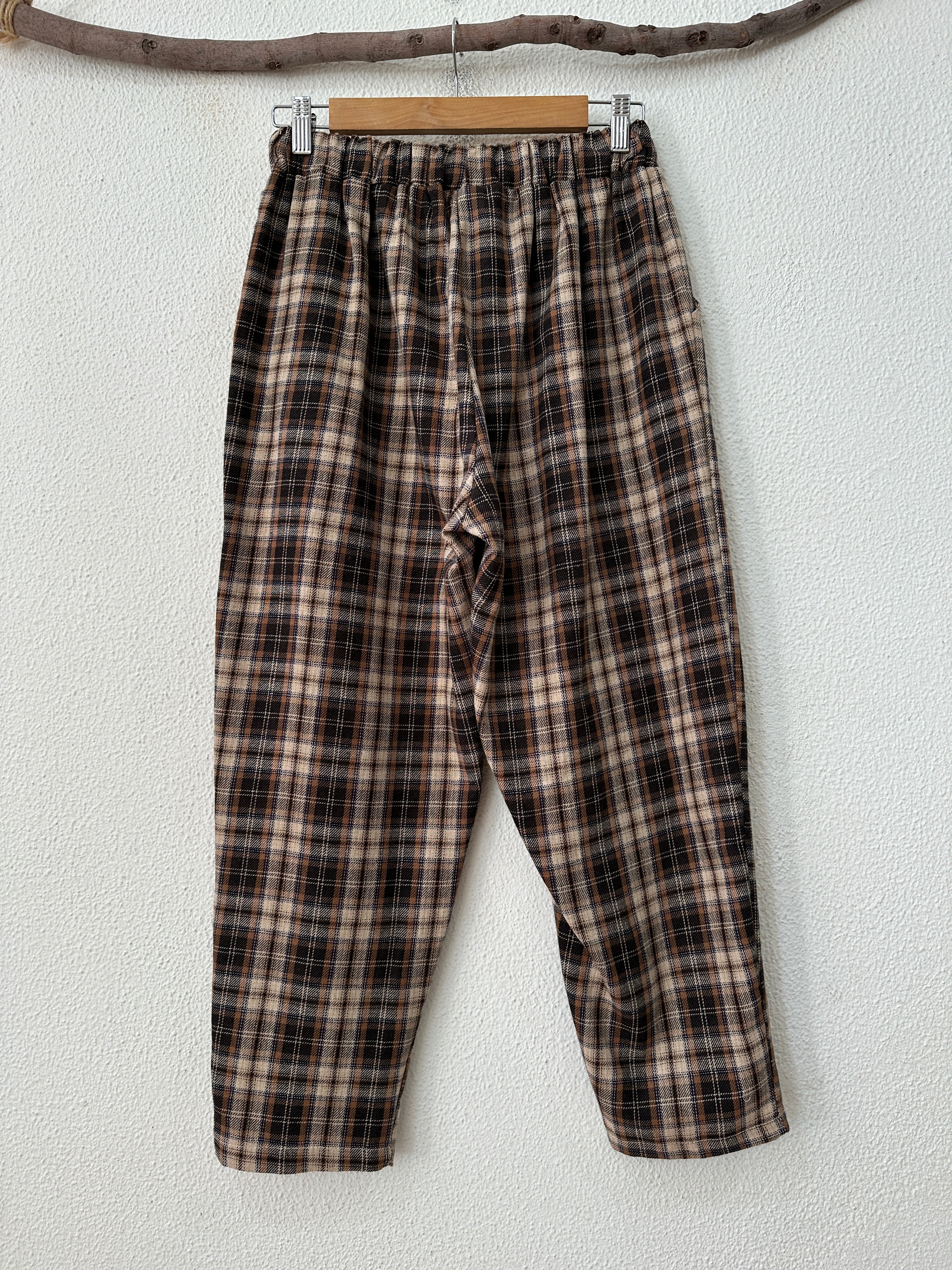 Calças comfort fit em flanela c/ bolsos MILLIE