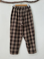 Load image in the gallery viewer,Calças comfort fit em flanela c/ bolsos MILLIE
