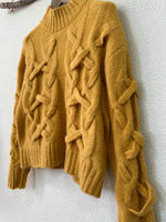 Load image in the gallery viewer,Camisola de malha c/ torcidos ZLATA
