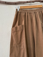 Load image in the gallery viewer,Calças baggy em microbombazina c/ bolsos HARLEM
