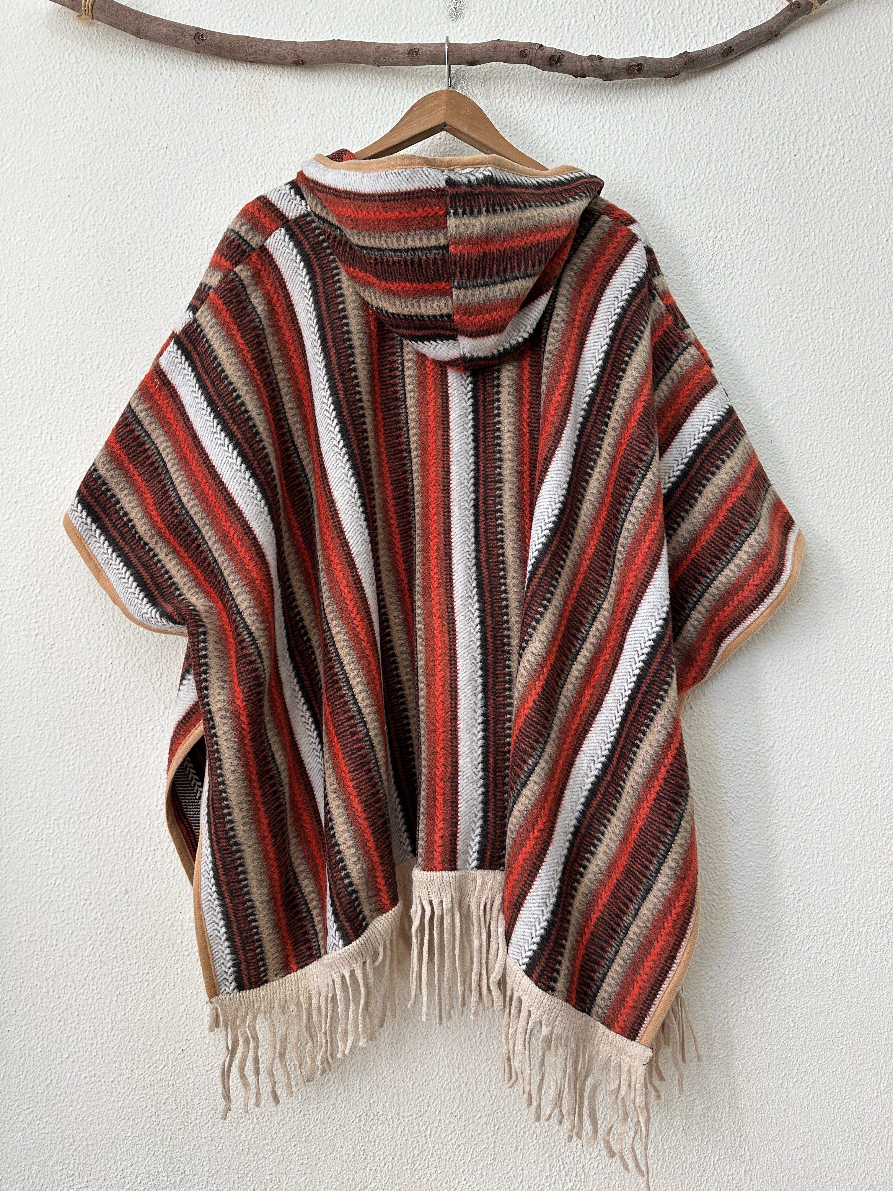 Poncho/capa c/ carapuço e franjas CORA