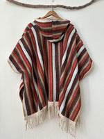Load image in the gallery viewer,Poncho/capa c/ carapuço e franjas CORA
