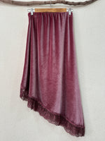 Load image in the gallery viewer,Saia assimétrica em veludo c/ renda GUMMY
