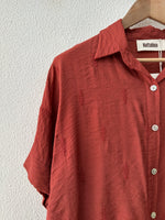 Load image in the gallery viewer,Camisa cintada c/ bordados PHOENIX
