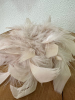 Load image in the gallery viewer,Pregadeira em penas FEATHER
