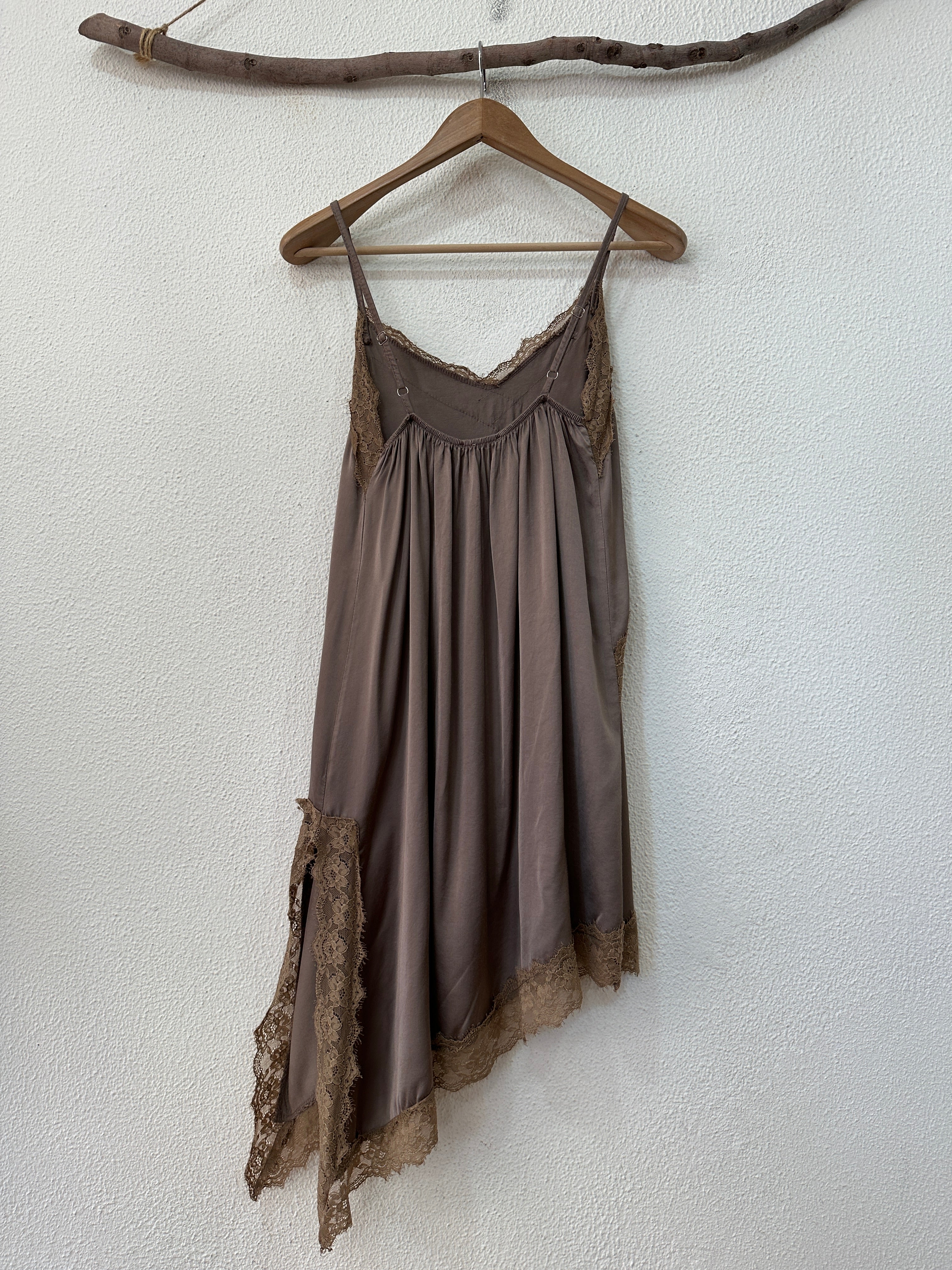 Túnica assimétrica em cetim c/ renda SOPHISTICATED