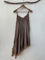 Load image in the gallery viewer,Túnica assimétrica em cetim c/ renda SOPHISTICATED
