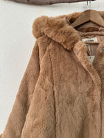 Carregar imagem no visualizador da galeria, Casaco em imitação de pelo c/ capuz CIBELES
