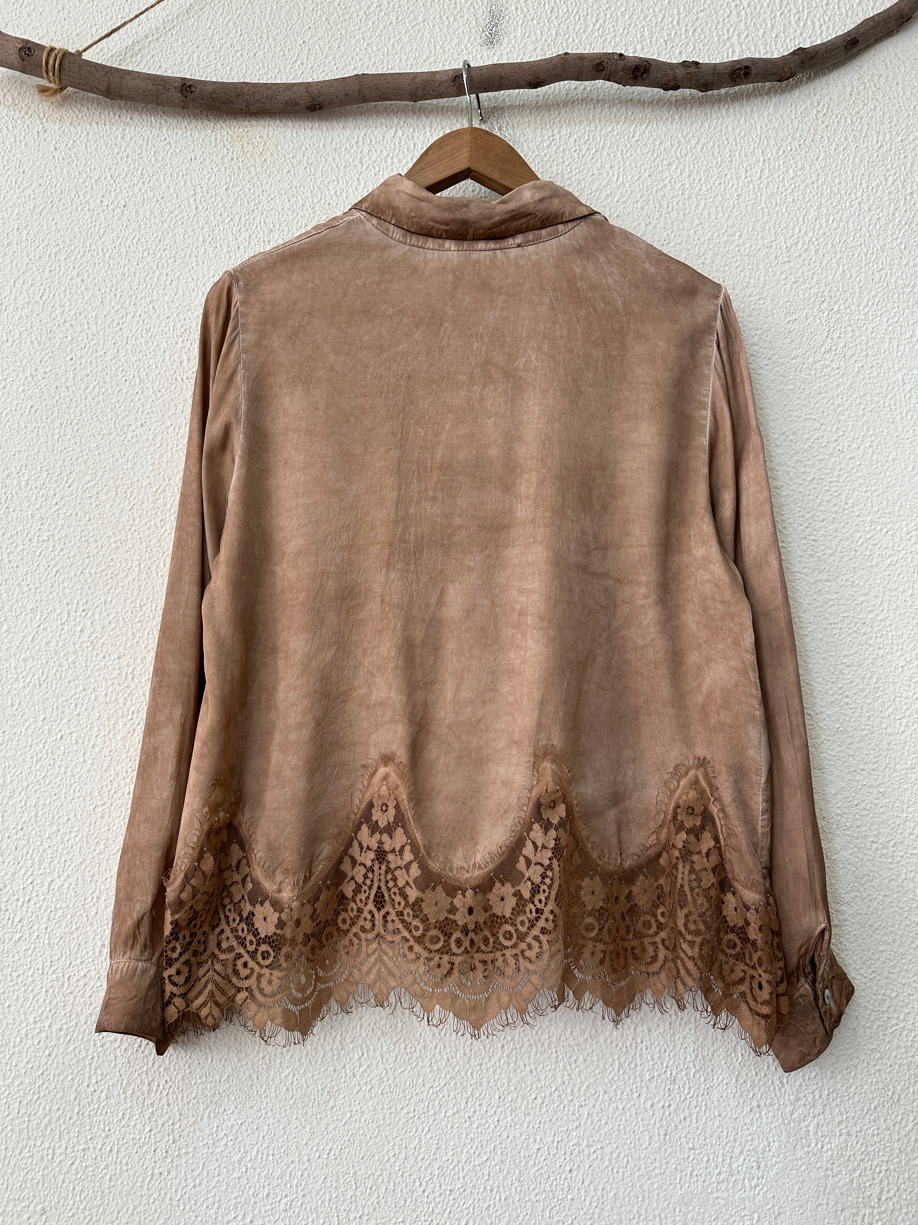 Camisa acetinada c/renda VALKYRIE