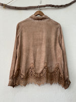 Load image in the gallery viewer,Camisa acetinada c/renda VALKYRIE
