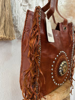 Carregar imagem no visualizador da galeria, Mala em pele c/ tachas e franjas RUBY
