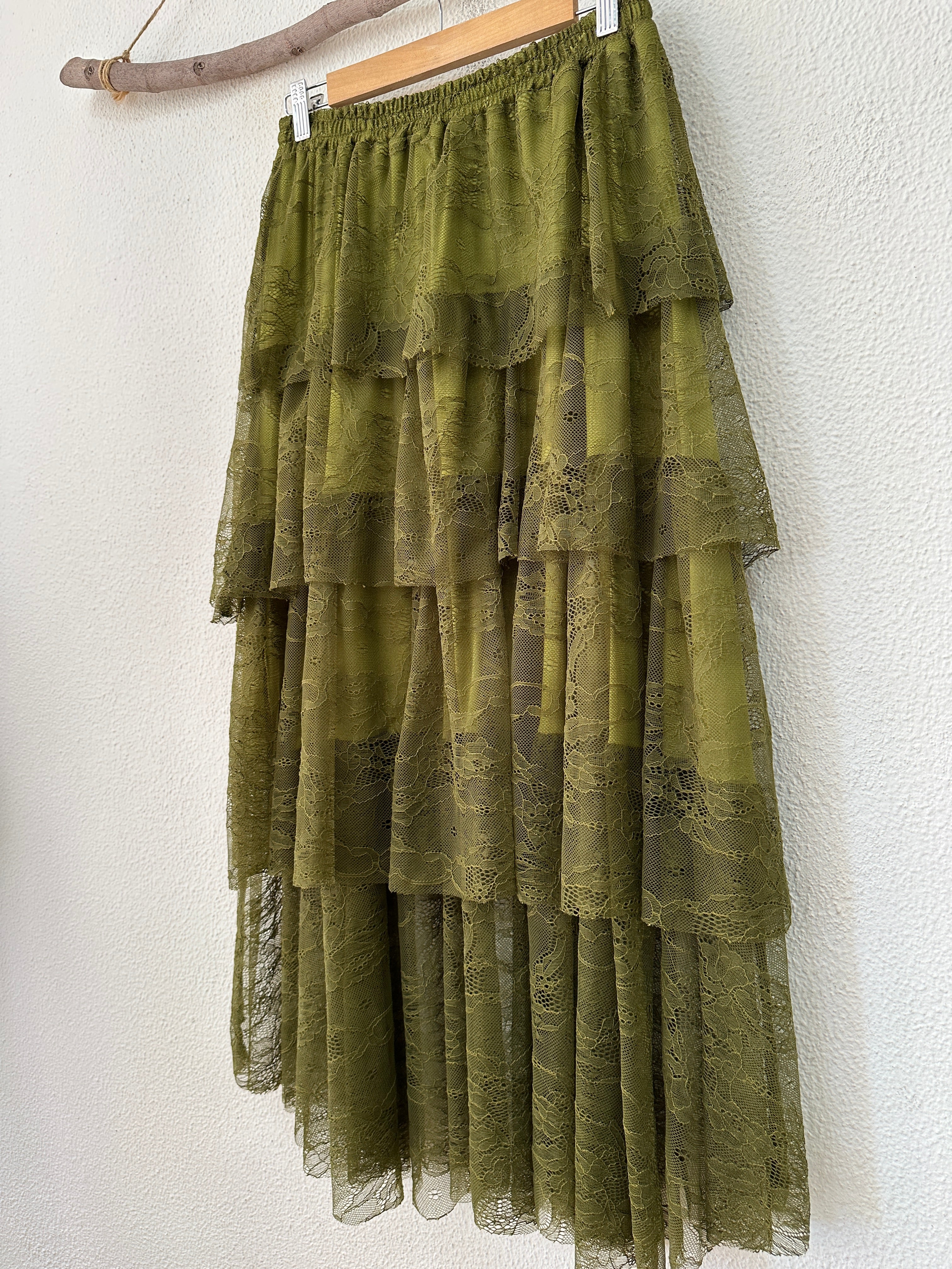 Saia em renda c/ folhos CLEO