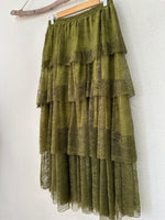 Carregar imagem no visualizador da galeria, Saia em renda c/ folhos CLEO
