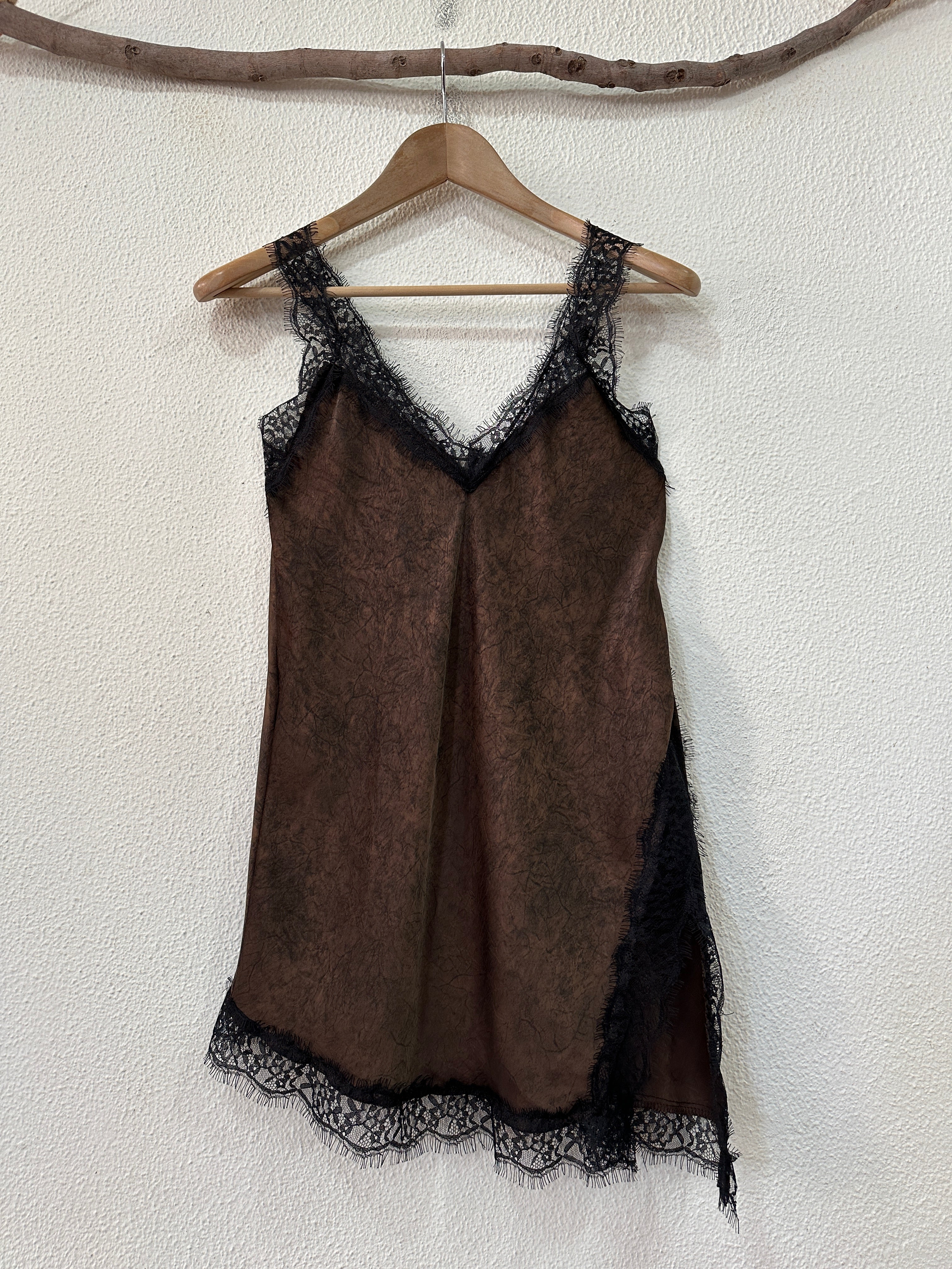 Top acetinado assimétrico c/ renda MAGE