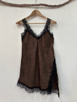 Load image in the gallery viewer,Top acetinado assimétrico c/ renda MAGE
