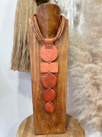 Cargue la imagen en el visor de la galería,Gargantilha comprida em madeira MYTHOLOGY
