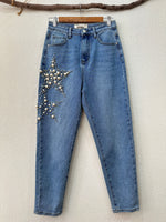 Load image in the gallery viewer,Calças denim mom fit c/aplicações PEARLS
