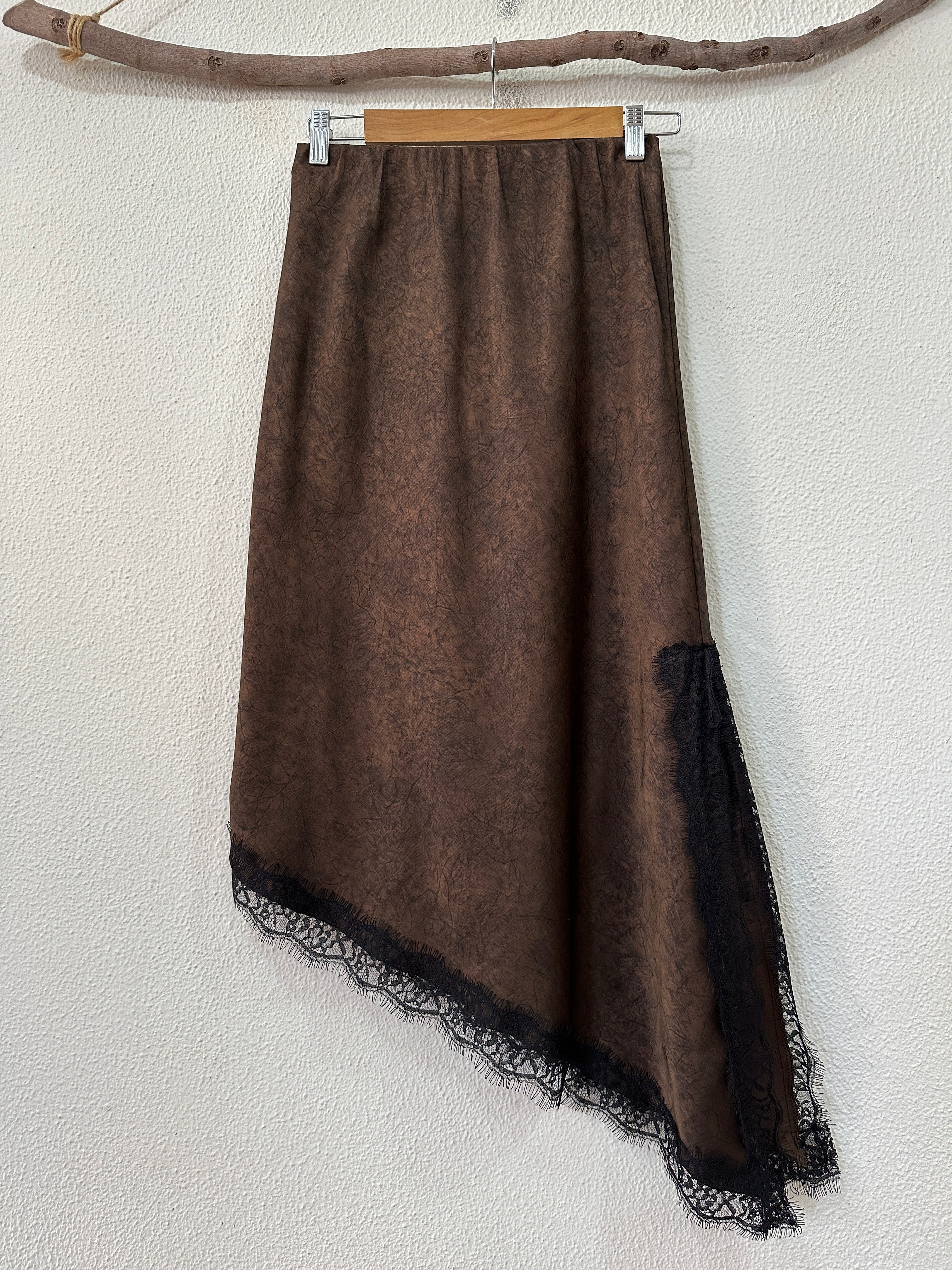 Saia acetinada assimétrica c/ renda MAGE