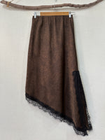 Load image in the gallery viewer,Saia acetinada assimétrica c/ renda MAGE
