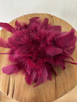 Load image in the gallery viewer,Pregadeira em penas FEATHER
