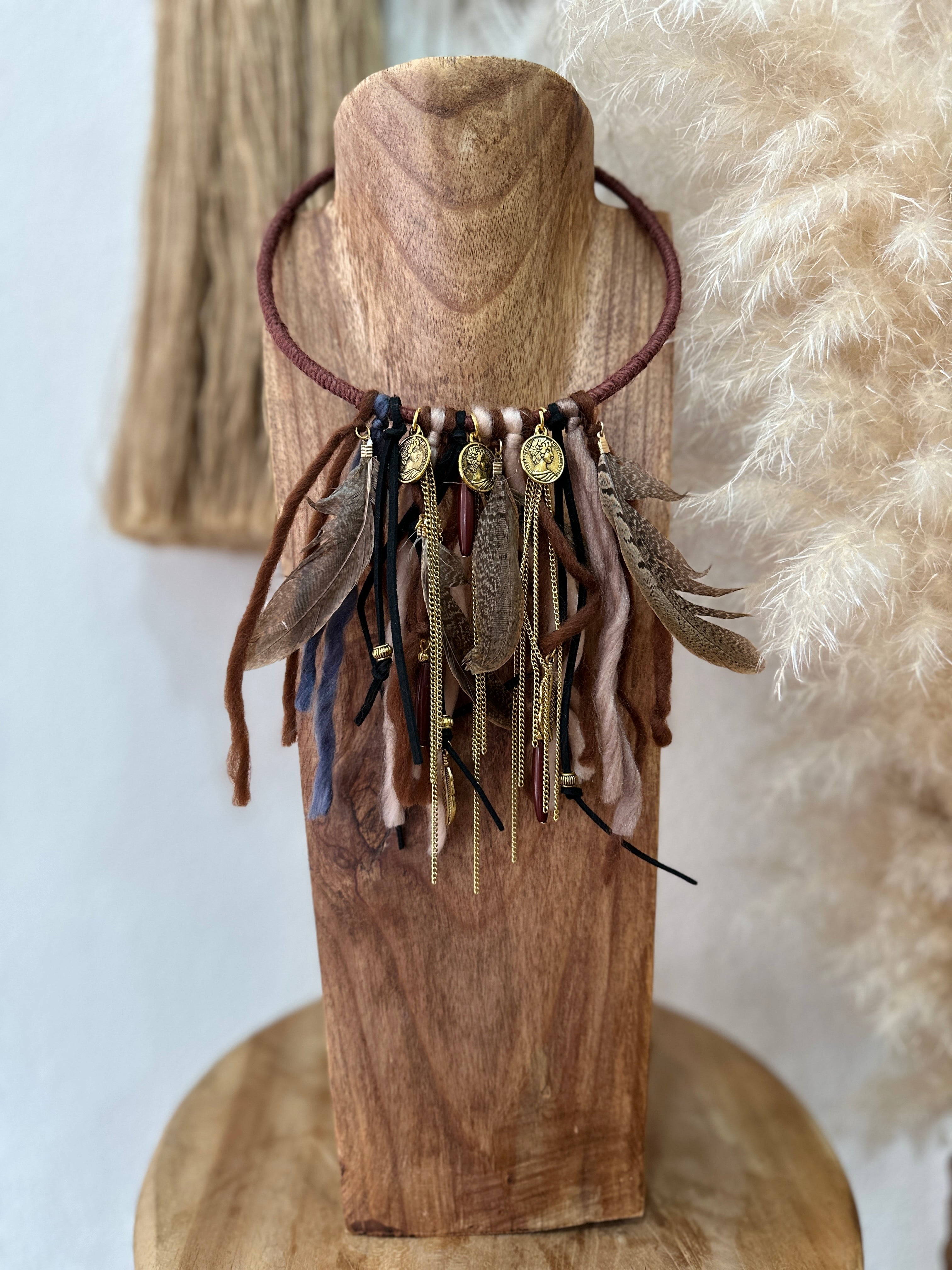 Gargantilha rígida c/penas SPIRIT