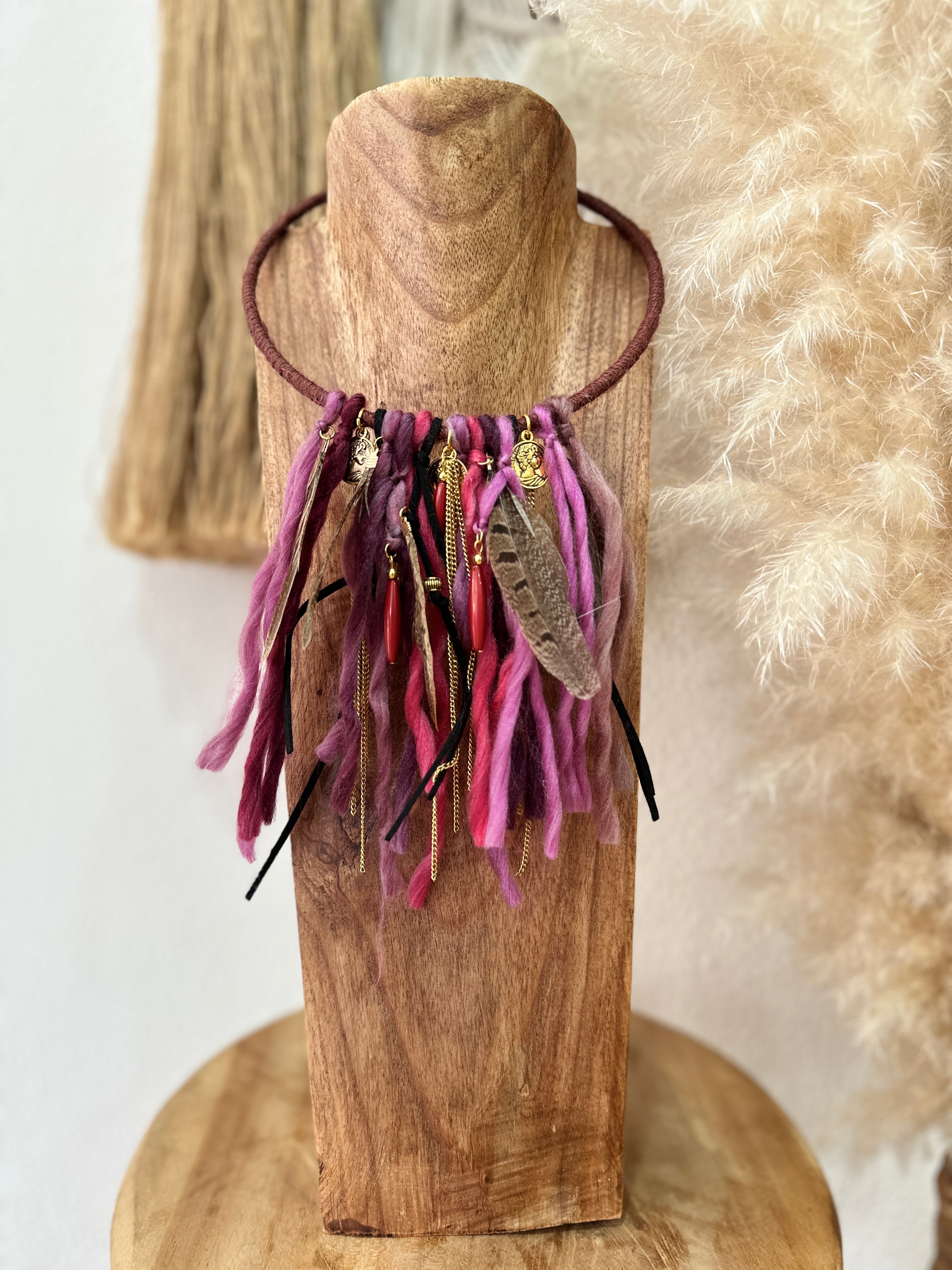 Gargantilha rígida c/penas SPIRIT