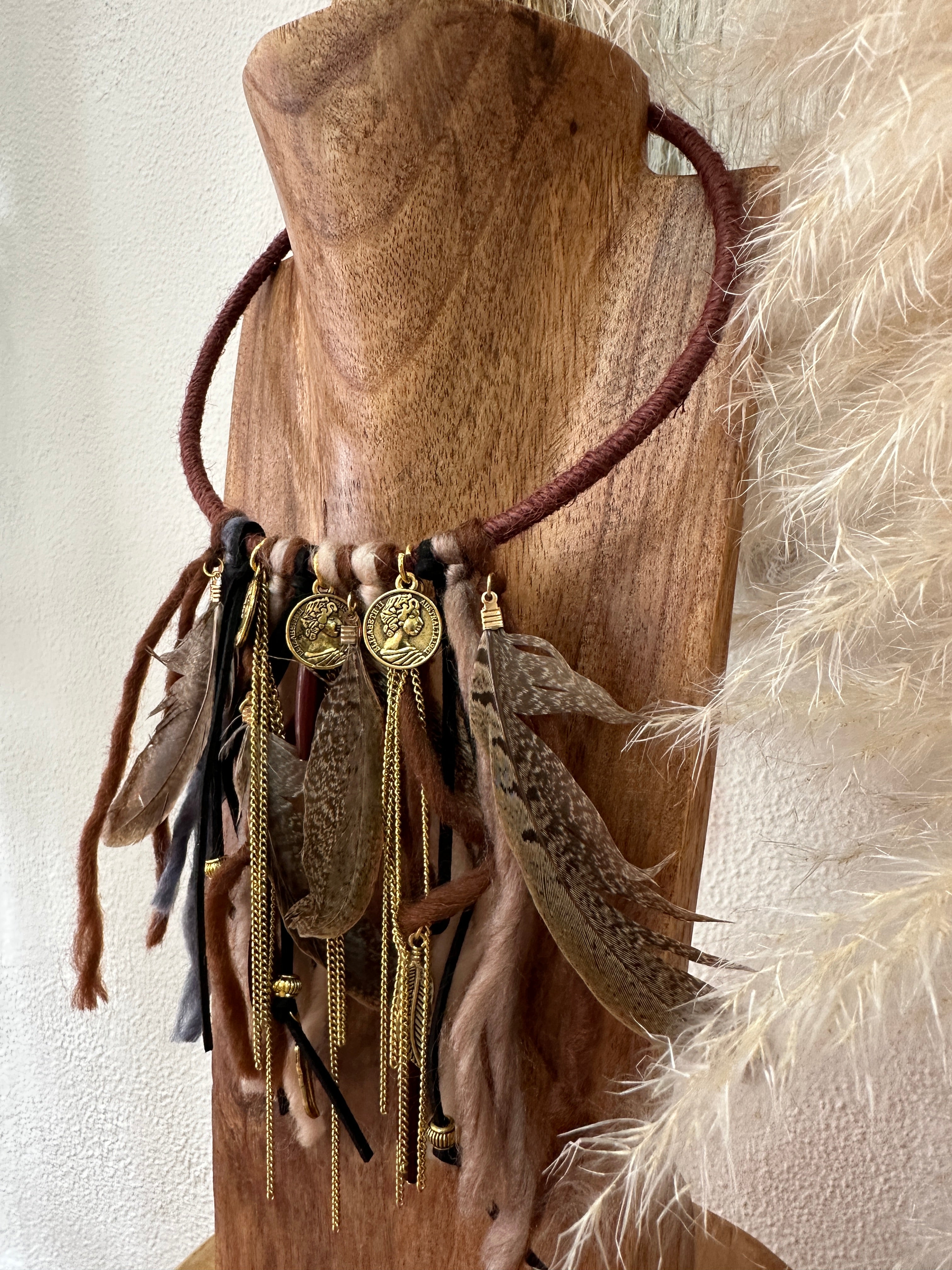 Gargantilha rígida c/penas SPIRIT