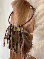 Carregar imagem no visualizador da galeria, Gargantilha rígida c/penas SPIRIT
