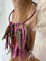 Carregar imagem no visualizador da galeria, Gargantilha rígida c/penas SPIRIT
