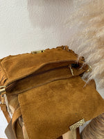 Carregar imagem no visualizador da galeria, Mala em camurça c/franjas SOLSTICE
