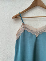 Carregar imagem no visualizador da galeria, Top acetinado c/ renda JENNIFER
