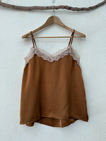 Carregar imagem no visualizador da galeria, Top acetinado c/ renda JENNIFER
