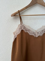 Carregar imagem no visualizador da galeria, Top acetinado c/ renda JENNIFER
