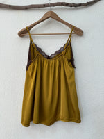 Carregar imagem no visualizador da galeria, Top acetinado c/ renda ABUNDANCE
