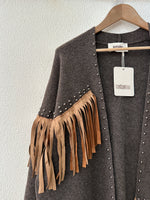 Carregar imagem no visualizador da galeria, Casaco de malha c/ franjas e tachas AUSTIN
