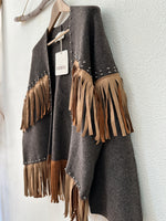 Carregar imagem no visualizador da galeria, Casaco de malha c/ franjas e tachas AUSTIN
