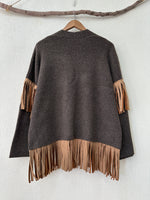 Carregar imagem no visualizador da galeria, Casaco de malha c/ franjas e tachas AUSTIN
