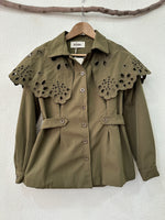 Load image in the gallery viewer,Trench coat c/ folho bordado amovível BEATRICE
