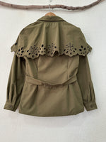 Load image in the gallery viewer,Trench coat c/ folho bordado amovível BEATRICE
