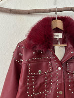 Load image in the gallery viewer,Blusão em ecopele c/ tachas e gola amovível BLAZE
