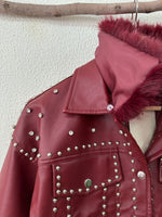 Load image in the gallery viewer,Blusão em ecopele c/ tachas e gola amovível BLAZE
