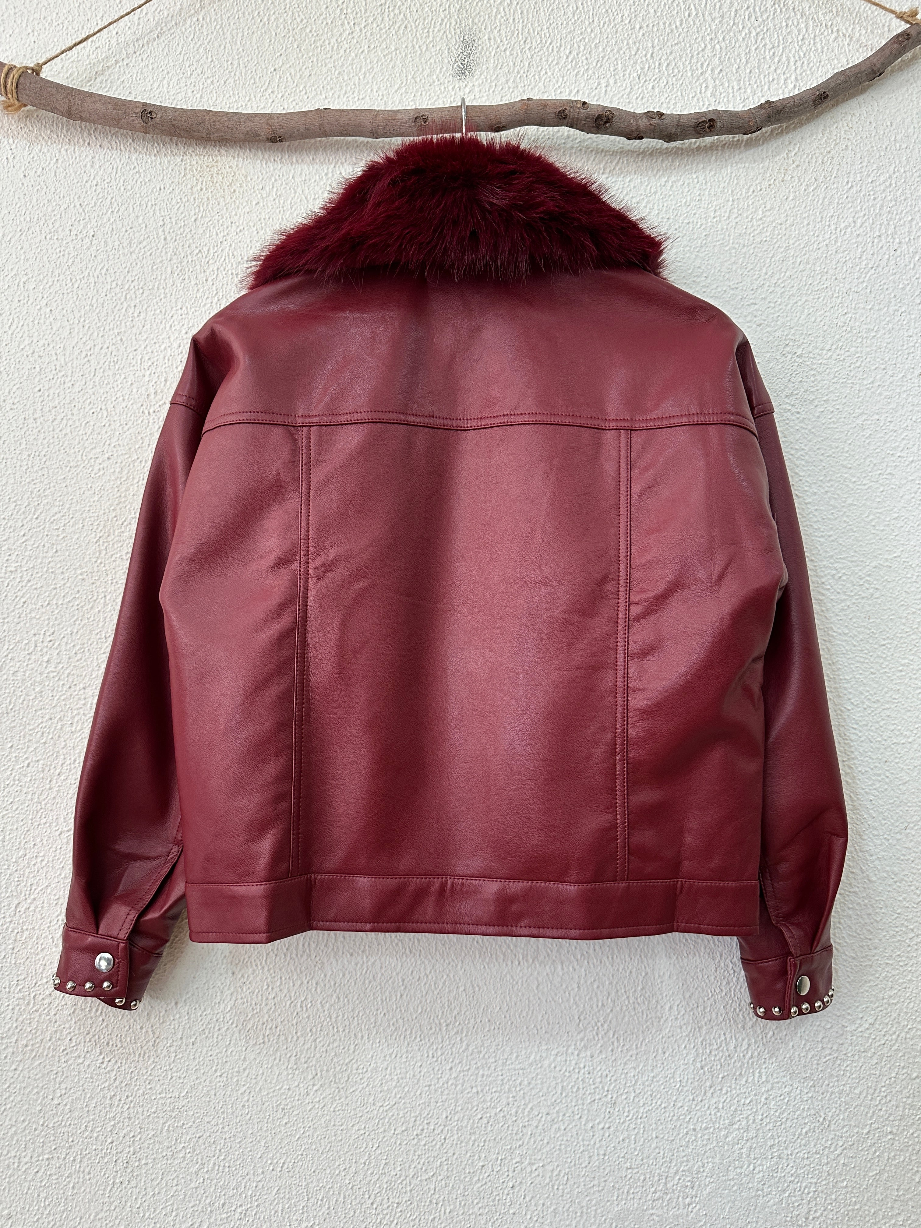 Blusão em ecopele c/ tachas e gola amovível BLAZE