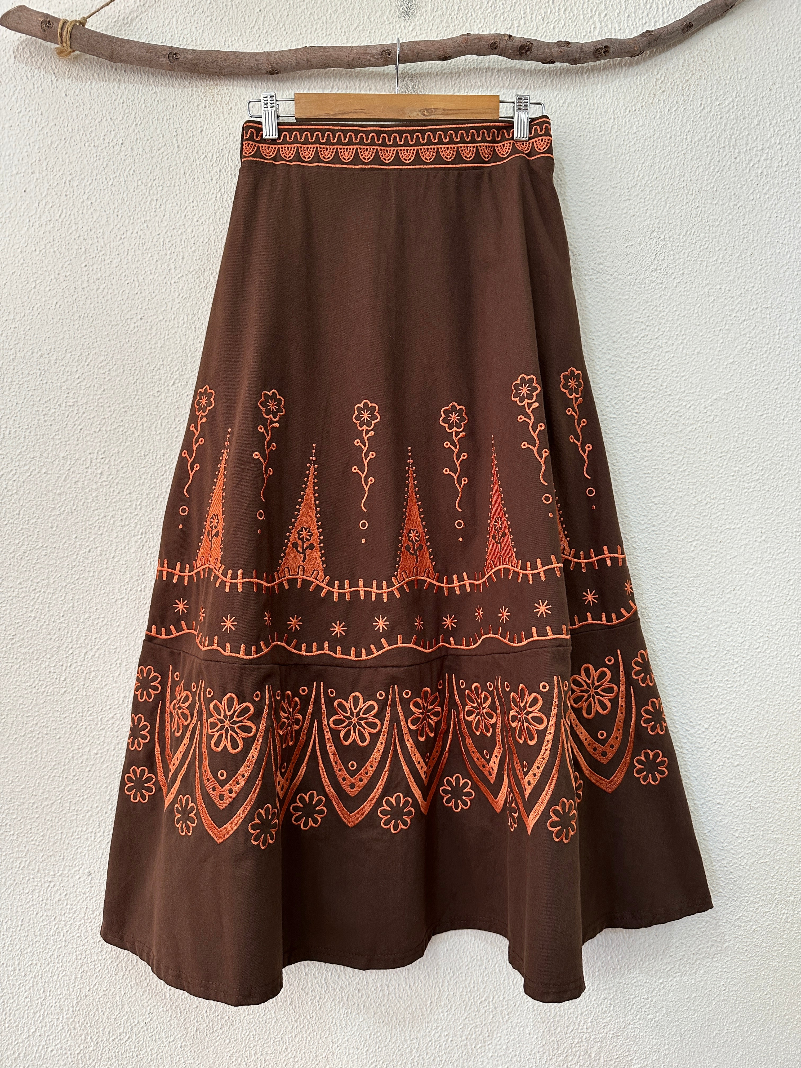 Saia em sarja bordada TIPY