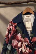 Carregar imagem no visualizador da galeria, Blazer Floral Marinho - Detalhe
