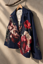 Carregar imagem no visualizador da galeria, Blazer Floral Marinho - Frente aberta
