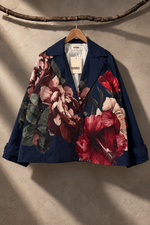 Carregar imagem no visualizador da galeria, Blazer Floral Marinho - Frente
