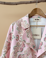 Chargez l'image dans la visionneuse de la galerie,Blazer rosa paisley - detalhe gola e lapela aberta
