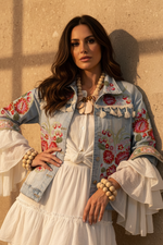 Load image in the gallery viewer,Blusão Bordado com Vestido Branco

