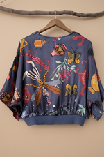 Carregar imagem no visualizador da galeria, Blusa africana costas — fundo bege estúdio

